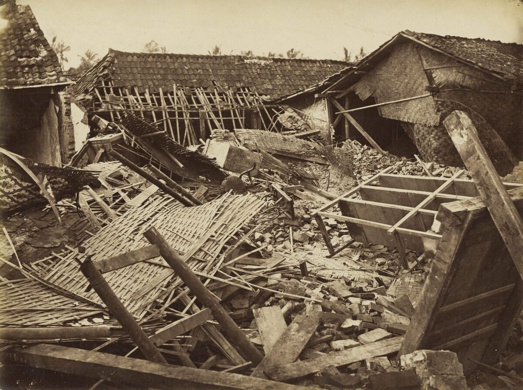 Kerusakan di wilayah Pecinan Kabupaten Cianjur akibat gempa bumi pada 28 Maret 1879. Sumber: the Southeast Asian and Carribean Images Collection of KITLV