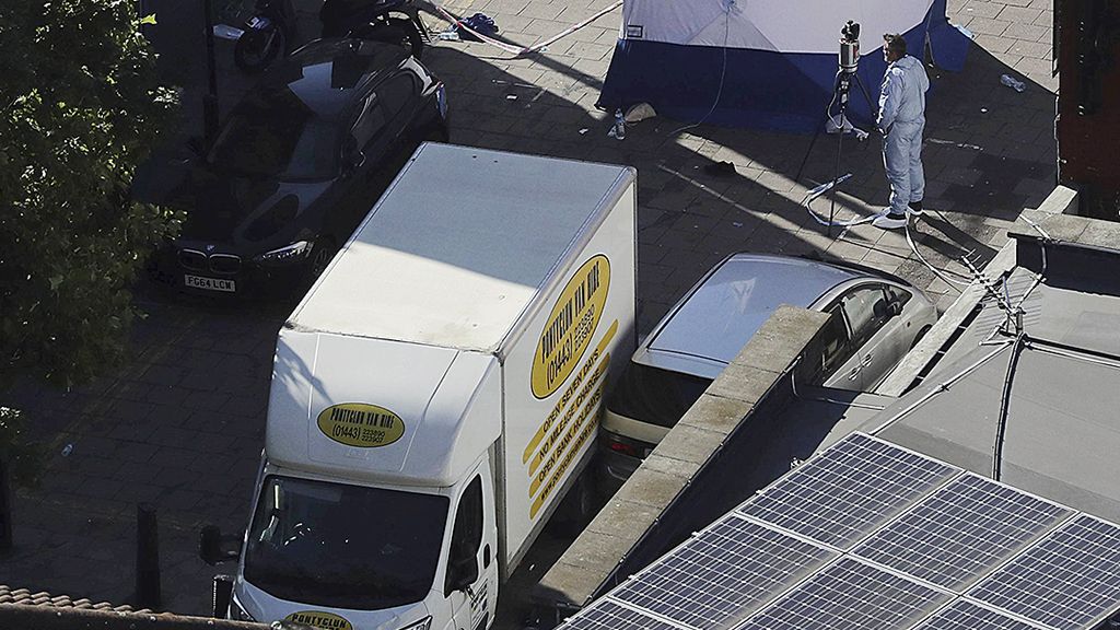 Petugas forensik  memeriksa lokasi sekitar truk putih di dekat Stasiun Finsbury Park, London, Inggris, Senin (19/6). Pada Minggu malam,  seorang pria mengendarai truk itu dan menabrakkannya pada sekelompok pejalan kaki, menyebabkan seorang tewas dan 10 orang terluka.