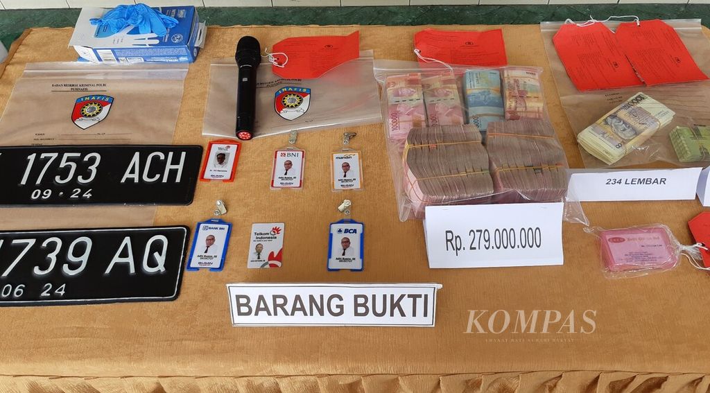 Sejumlah barang bukti kasus penipuan dan penggelapan yang disita dalam penangkapan empat tersangka penipuan dan penggelapan. Polrestas Denpasar, Senin (28/3/2022), mengumumkan penangkapan empat tersangka kasus penipuan dan penggelapan yang berulah di beberapa daerah, termasuk di Bali. 