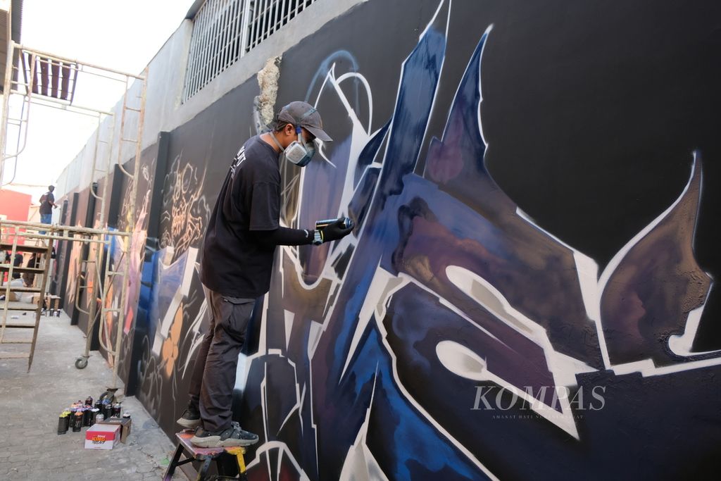 Seorang seniman grafiti atau "writer" membuat karyanya pada festival seni grafiti tahunan, King Royal Pride, di kawasan Sunter, Jakarta Utara pada Sabtu (16/9/2023). Festival ini berlangsung pada 9-10 September 2023 dan 16-17 September 2023. Pada 9-10 September 2023, para seniman menggambar serempak di 85 tembok besar di 85 kota Indonesia. Menggambar serempak juga diadakan di Taiwan dan Singapura. Sementara pada 16-17 September 2023, para seniman perwakilan dari sejumlah kota dan negara hadir untuk menggambar di Jakarta. Para seniman antara lain dari Jambi, Yogyakarta, Surabaya, Jakarta, Jerman, Taiwan, Singapura, dan Amerika Serikat.