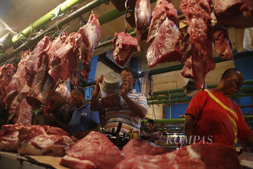 Pedagang daging sapi melayani pembeli di Pasar Jatinegara, Jakarta Timur, Rabu (19/4/2023).