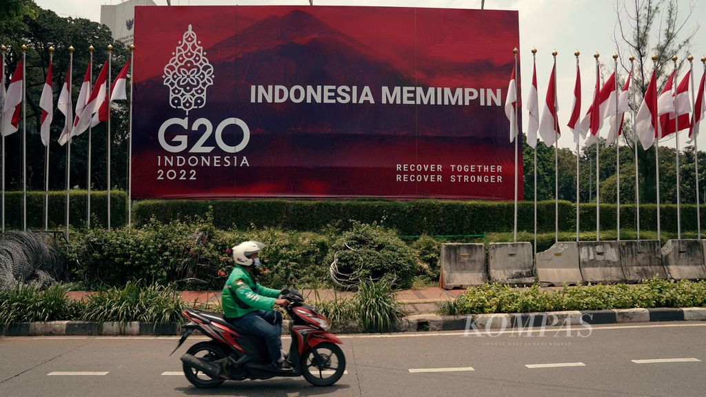 Warga melintasi baliho G-20 di kawasan Tanah Abang, Jakarta Pusat, Selasa (1/2/2022). Amanat yang diemban Indonesia sebagai presidensi G-20 diharapkan bisa memberi dampak pada peningkatan daya saing iklim berusaha di tengah persoalan pandemi Covid-19 demi mendorong pertumbuhan ekonomi yang lebih inklusif.