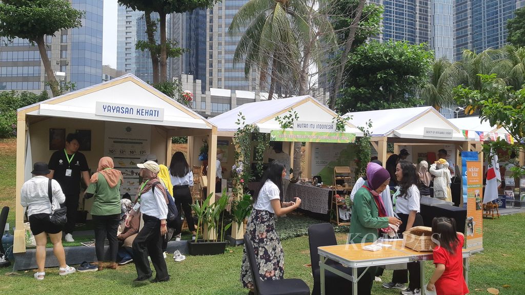 Tenda beberapa lembaga swadaya masyarakat yang berorientasi kepada penyelamatan lingkungan dalam acara Piknik Hijau-Hijau di Jakarta, Sabtu (23/9/2023). Acara ini diadakan oleh Kedutaan Besar Uni Eropa dalam rangka Pekan Diplomasi Hijau UE 2023.