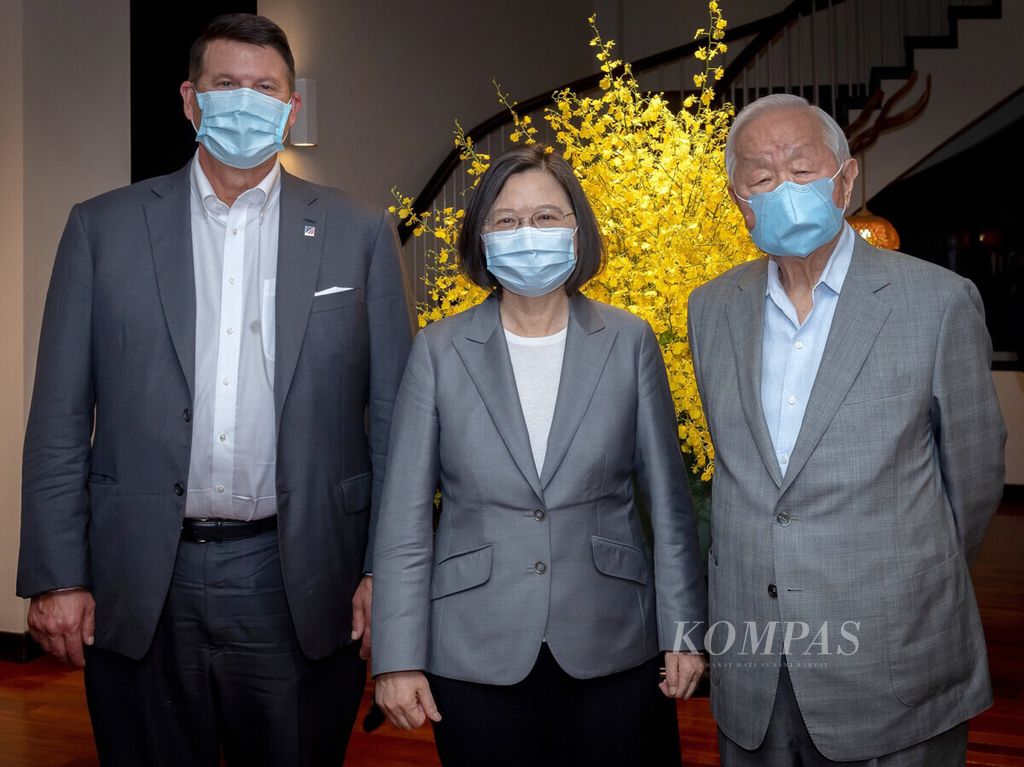 Presiden Taiwan Tsai Ing-wen (tengah) berfoto bersama Wakil Menteri Luar Negeri Amerika Serikat Keith Krach (kiri) dan Morris Chang yang merupakan pendiri Taiwan Semiconductor Manufacturing Company (TSMC), perusahaan produsen semikonduktor terbesar dan terbanyak di dunia.   