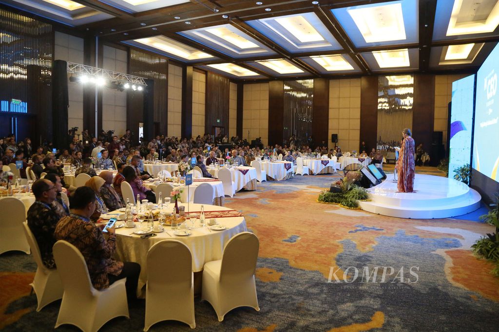 Suasana diskusi panel Kompas100 CEO Forum Powered by PLN di Hotel Novotel, Balikpapan, Kalimantan Timur, Rabu (1/11/2023). 