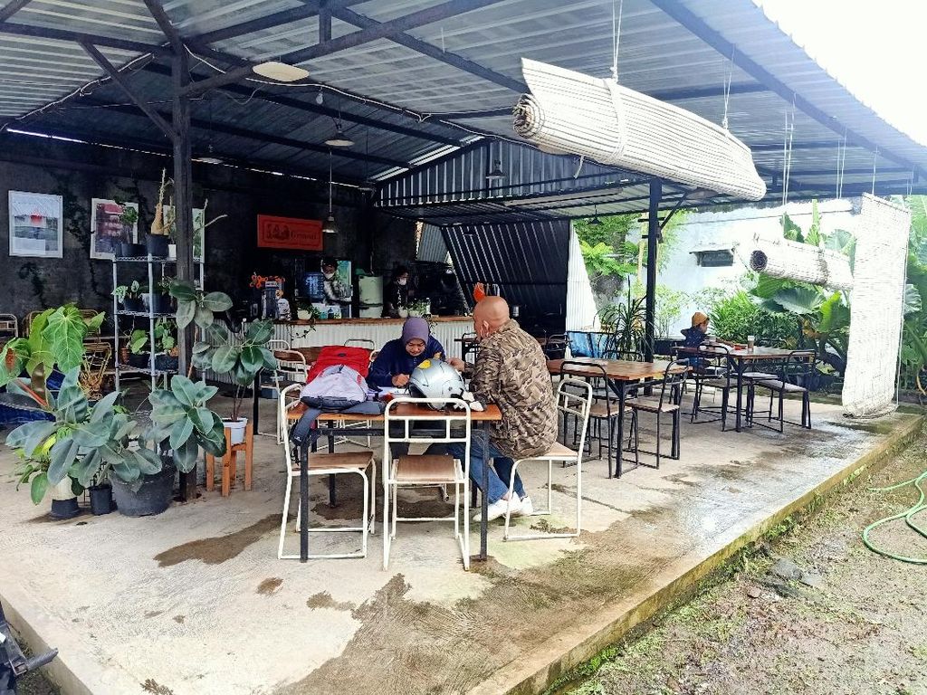 Pengunjung bersantap siang di Gemati Soup and Brew yang bernuansa rumah di Magelang, Jateng, Jumat (28/1/2022).