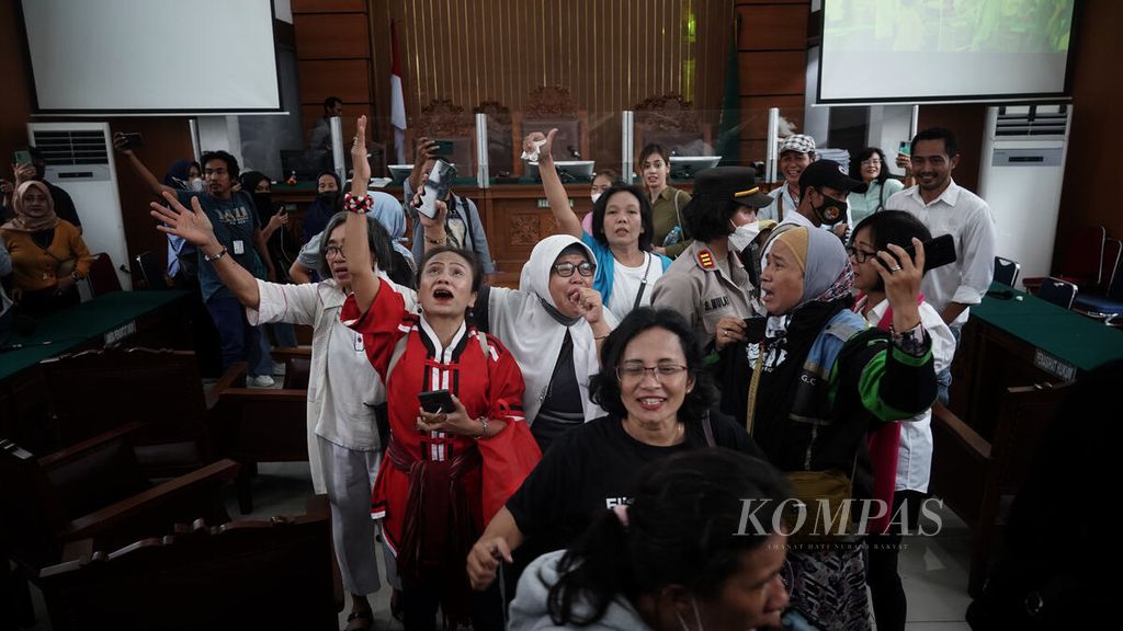 Supporters of defendant Richard Eliezer Pudihang Lumiu celebrate the light sentence against Eliezer at the South Jakarta District Court, Jakarta, Wednesday (15/2/2023).