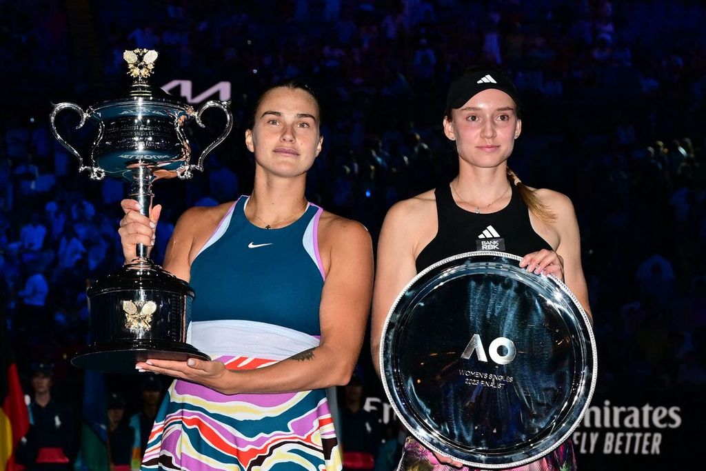Aryna Sabalenka (kiri) memamerkan trofi Daphne Akhurst Memorial bersama Elena Rybakina yang dikalahkannya pada laga final Grand Slam Australia Terbuka di Melbourne Park, Melbourne, Sabtu (28/1/2023). 