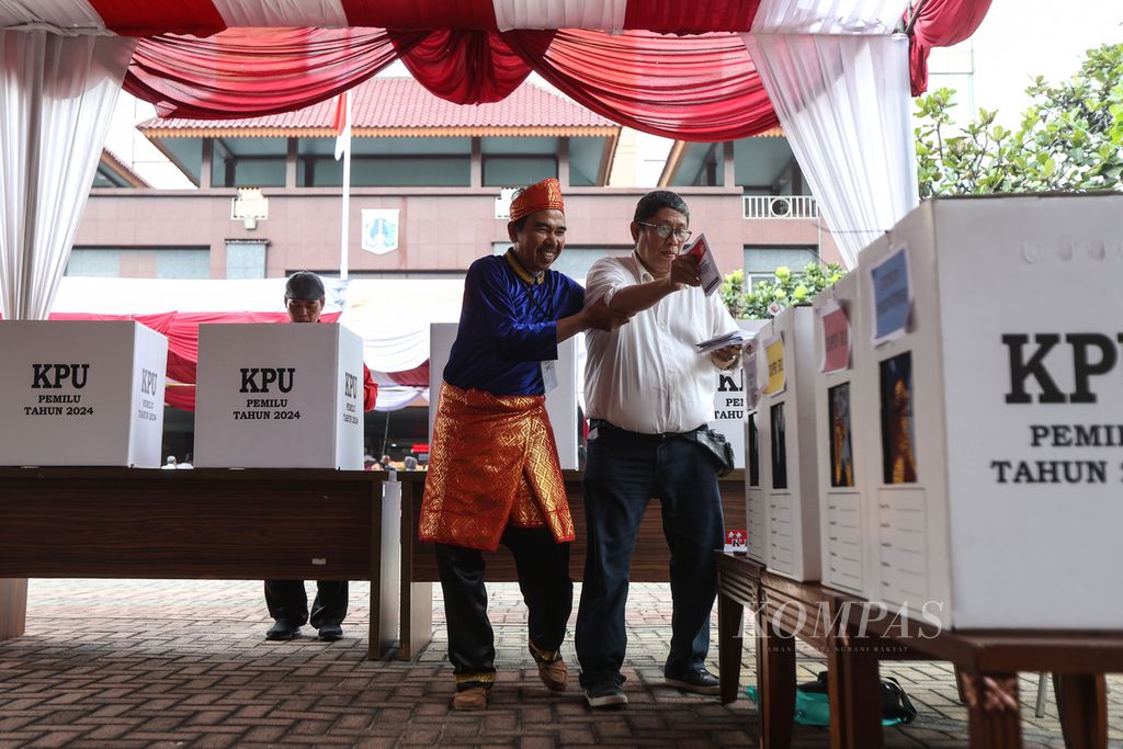 Panitia Pemungutan Suara (PPS) membantu pemilih lansia untuk memasukkan surat suara saat simulasi pemungutan suara Pemilu 2024 di halaman Kantor Wali Kota Jakarta Pusat, Rabu (17/1/2024). 