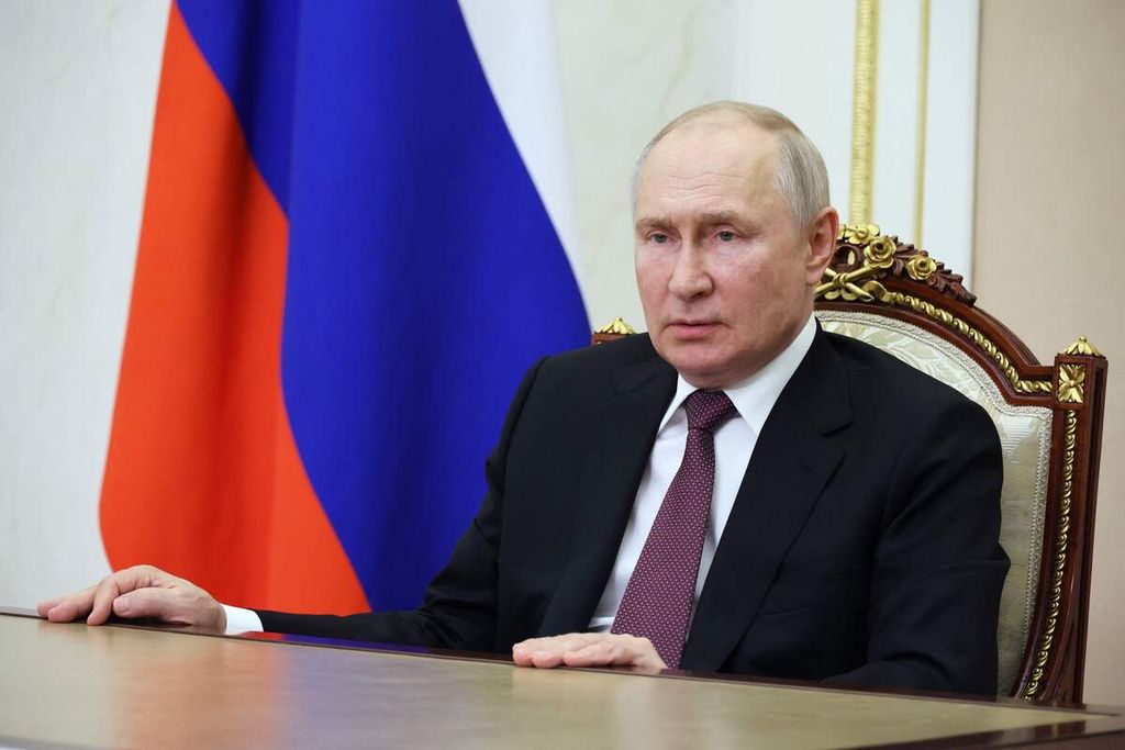 Foto yang didistribusikan oleh Sputnik ini menunjukkan Presiden Rusia Vladimir Putin saat memberikan pidato kepada peserta dan tamu pada Moscow Conference on International Security ke-11 secara virtual di Moskwa, Selasa (15/8/2-23). 