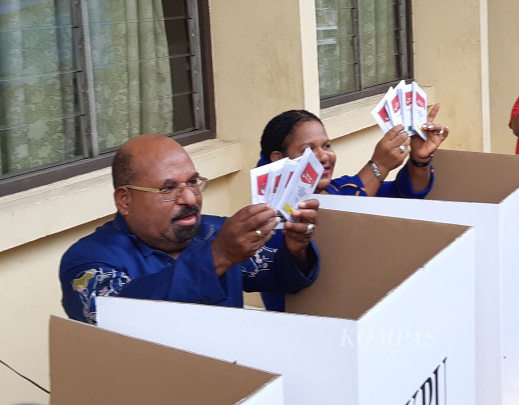 Gubernur Papua Lukas Enembe bersama istri, Yulce Enembe, mencoblos saat Pemilu 2019 di TPS 43, Distrik Jayapura Selatan, Kota Jayapura, Papua, Kamis (18/4/2019). 