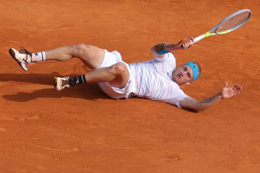 Petenis, Spanyol Alejandro Davidovich Fokina, terjatuh saat bertanding melawan petenis Serbia, Novak Djokovic, dalam turnamen ATP Masters 1000 Monte Carlo, di Monte Carlo, Monako, Selasa (12/4/2022). Djokovic kalah, 3-6, 7-6 (5), 1-6. 