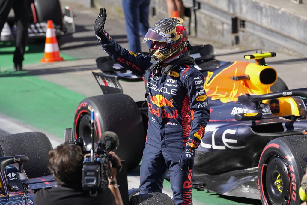 Pebalap Red Bull Max Verstappen melambaikan tangan ke penonton seusai memenangi sprint Formula 1 seri Brasil di Interlagos, Minggu (5/11/2023) dini hari WIB.