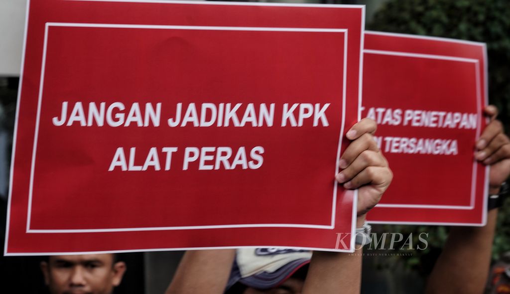 Poster yang dibawa para mantan pimpinan, penyidik, dan pegawai Komisi Pembentarasan Korupsi (KPK) yang tergabung dalam IM57+ Institute bersama Koalisi Masyarakat Sipil Anti Korupsi menggelar aksi damai di Gedung Merah Putih KPK, Jakarta, Kamis (23/11/2023). 