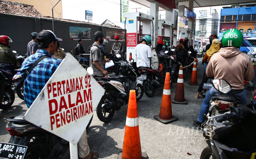 Tanda perihal bahan bakar minyak (BBM) jenis Pertamax masih dalam pengiriman dipasang di stasiun pengisian bahan bakar untuk umum, di Kota Tangerang, Banten, Senin (2/10/2023). 