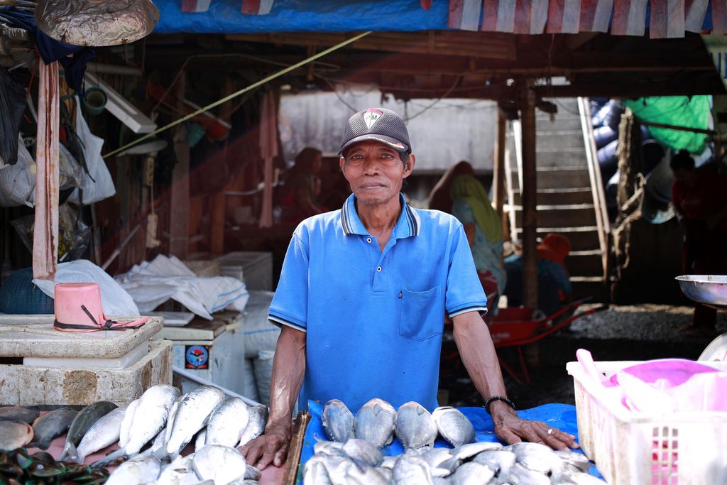 Nurdin (58) salah satu pedagang ikan di Tempat Pelelangan Ikan Kamal Muara, Jakarta Utara, Kamis (13/10/2022). Semenjak cuaca ekstrem, varian ikan yang dibeli Nurdin kepada nelayan semakin sedikit. Jumlah ikan yang dapat ia beli pada nelayan juga berkurang.  