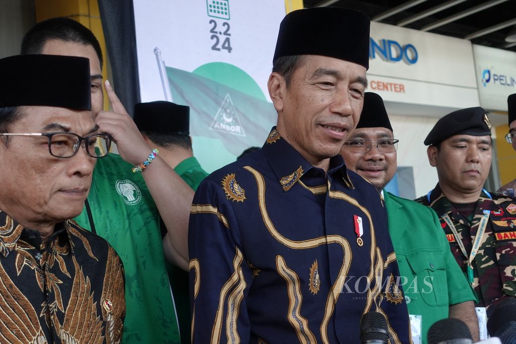 Presiden Joko Widodo saat menjawab pertanyaan awak media di sesi keterangan pers seusai membuka Kongres XVI GP Ansor di Pelabuhan Tanjung Priok, Jakarta, Jumat (2/2/2024).