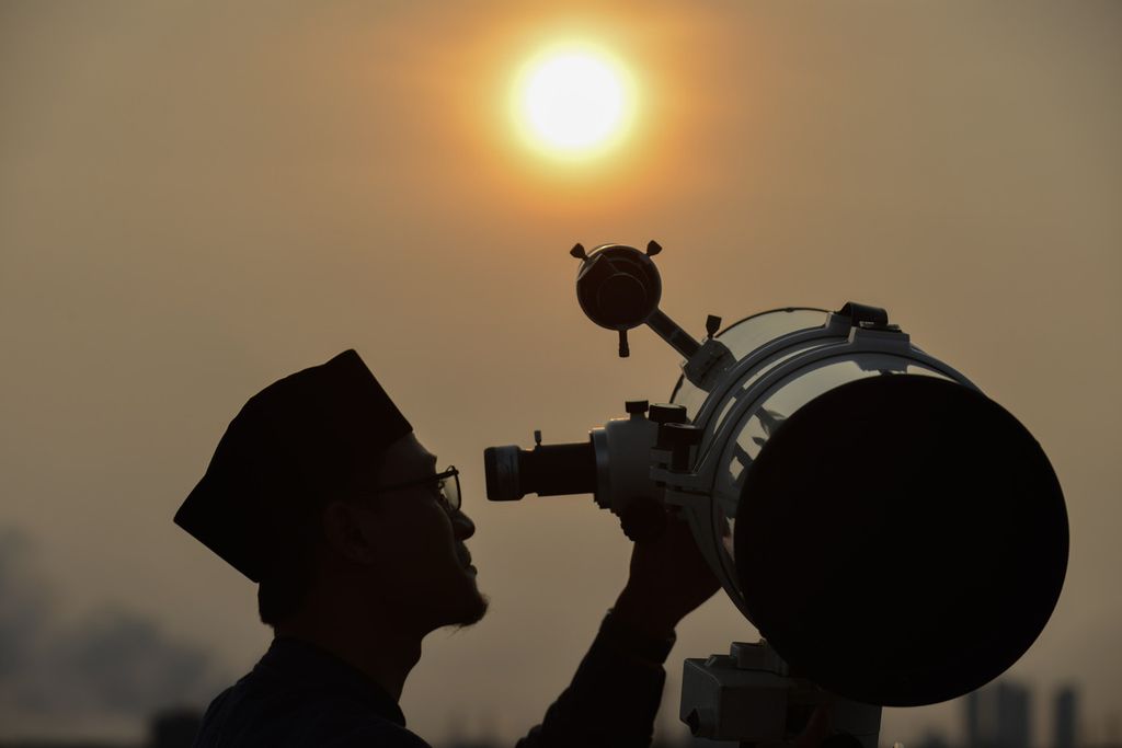 Petugas mengarahkan teleskop ke titik pengamatan hilal di Masjid Al-Musyari'in, Jalan Basmol Raya, Jakarta Barat, Rabu (22/3/2023). Tim Lembaga Falakiyah Pondok Pesantren Al-Hidayah Basmol DKI Jakarta memantau hilal untuk menentukan awal Ramadhan 1444 Hijriah.  