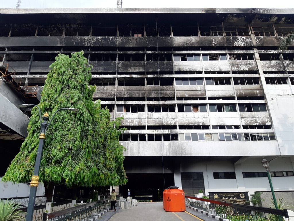 Sisa kebakaran Gedung Utama Kejaksaan Agung, Jakarta, pada sisi selatan bangunan, Minggu (27/9/2020).  Di lantai tiga sisi selatan terdapat ruang kerja Pinangki Sirna Malasari, mantan jaksa yang kini menjadi terdakwa kasus suap untuk membebaskan Joko Tjandra, terpidana kasus cessie Bank Bali.  