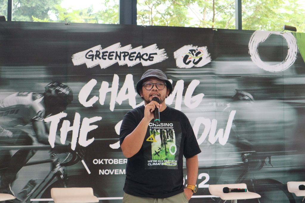Juru Kampanye Energi dan Iklim Greenpeace Indonesia, Didit Wicaksono, berbicara dalam kegiatan "Chasing The Shadow" yang diadakan oleh Greenpeace di Cibis Park, Jakarta Selatan, Minggu (16/10/2022).