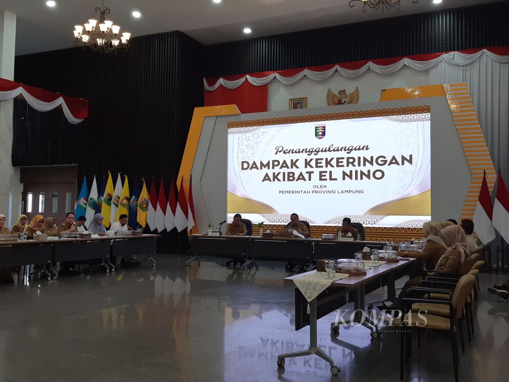 Gubernur Lampung Arinal Djunaidi mempimpin rapat penanggulangan dampak El Nino di Bandar Lampung, Selasa (5/9/2023).