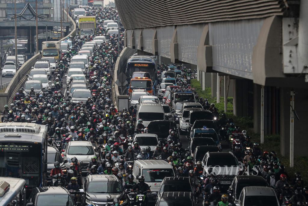 Pengendara terjebak kemacetan di Jalan Gatot Subroto, Jakarta, pada jam berangkat kerja, Senin (3/6/2024). Menggunakan transportasi publik menjadi salah satu upaya mengurangi kemacetan di Jakarta. Badan Pusat Statistik DKI Jakarta dalam datanya mencatat, sepanjang April 2024, jumlah penumpang Transjakarta mencapai 26.901.324 orang. 