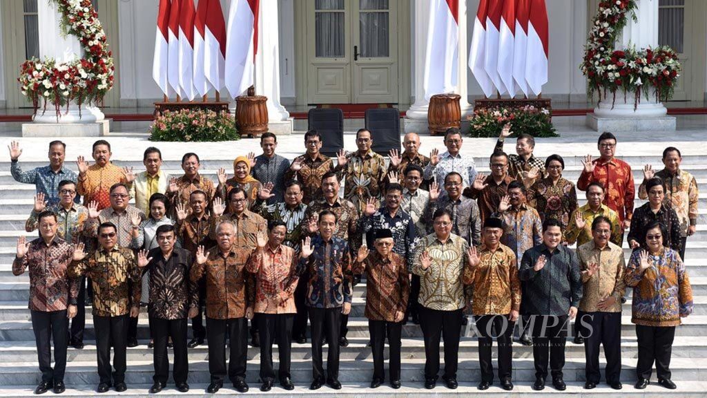 Presiden Joko Widodo bersama Wakil Presiden Ma’ruf Amin berfoto bersama para calon menteri yang akan dilantik di halaman depan Istana Merdeka, Jakarta, Rabu (23/10/2019). Pada kesempatan itu, presiden berpesan kepada para menterinya agar tidak melakukan korupsi serta menciptakan sistem yang menutup celah korupsi. 