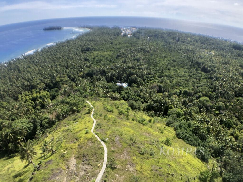 Tampak Pulau Miangas di Kepulauan Talaud, Sulawesi Utara, dari ketinggian bukit, Jumat (6/3/2020). Sebagian besar Pulau Miangas ditumbuhi pohon kelapa dan tumbuhan lain, seperti laluga, semacam talas yang dapat dikonsumsi sebagai sumber karbohidrat.