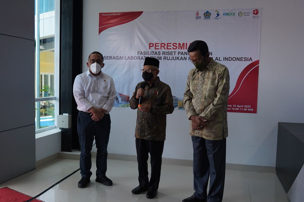 Wakil Presiden Ma'ruf Amin memberikan keterangan pers seusai peresmian fasilitas riset pangan di Pusat Riset Teknologi dan Proses Pangan yang berlokasi di Playen, Gunungkidul, DI Yogyakarta, Jumat (22/4/2022).