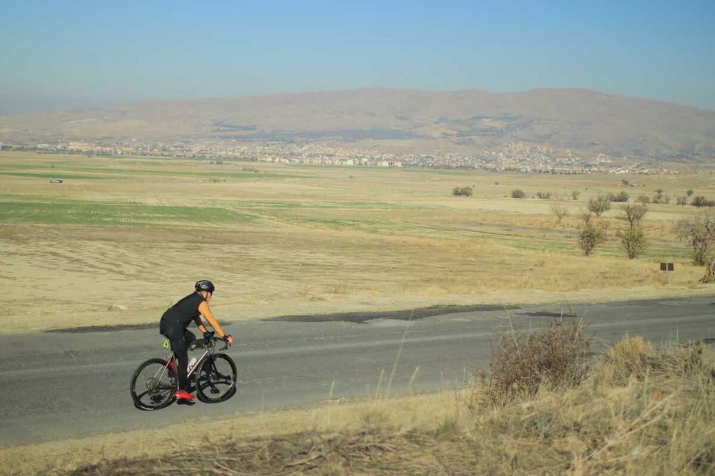 Pesepeda asal Indonesia yang tengah melakukan perjalanan Jakarta-Paris di Cappadocia, Turki.