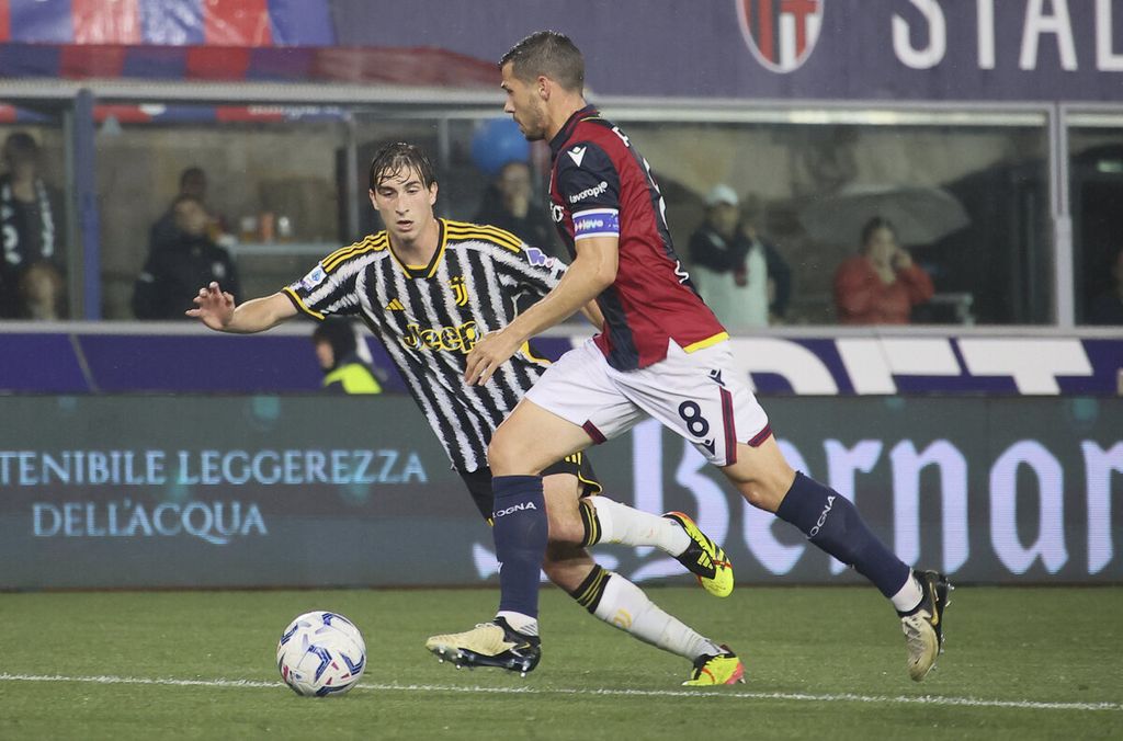 Pemain Bologna, Remo Freuler dan pemain Juventus, Fabio Miretti, berebut bola saat pertandingan Liga Italia antara Bologna dan Juventus di Stadion Dall'Ara, Bologna, Selasa (21/5/2024) dini hari WIB. Pertandingan berakhir seri, 3-3.