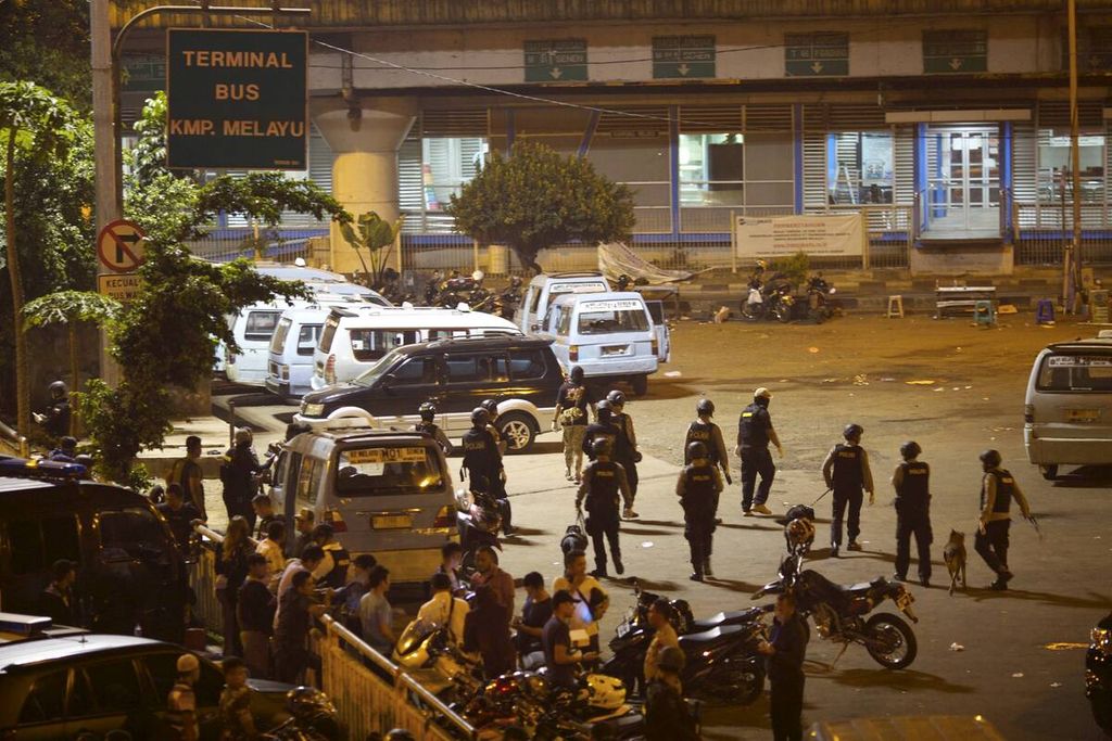 Polisi menyisir lokasi ledakan yang diduga berasal dari bom bunuh diri di Terminal Kampung Melayu, Jakarta Timur, Rabu (24/5/2017).
