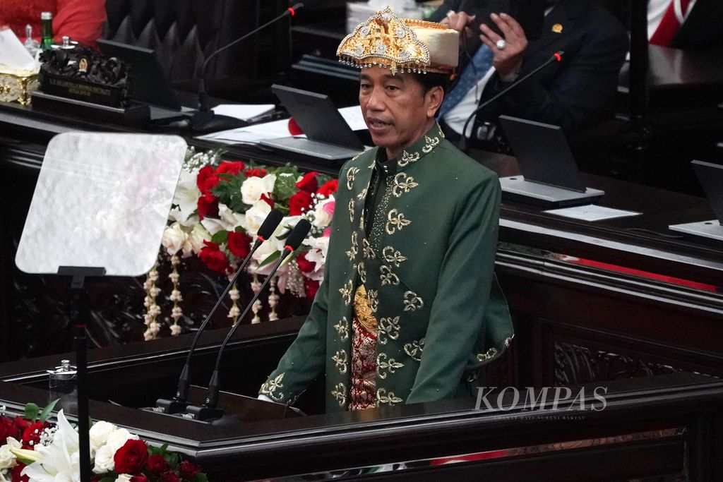 Presiden Joko Widodo saat menyampaikan pidato kenegaraan dalam Sidang Tahunan MPR dan Sidang Bersama DPR dan DPD di Kompleks Parlemen, Jakarta, Selasa (16/8/2022). 