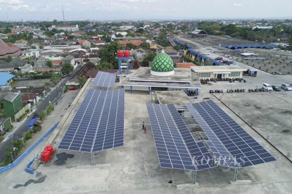 Panel pembangkit listrik tenaga matahari dipasang di atas Terminal Tirtonadi, Kota Solo, Jawa Tengah, Selasa (11/7). Pemanfaatan energi cahaya matahari merupakan salah satu upaya mengurangi ketergantungan terhadap energi yang tidak terbarukan.