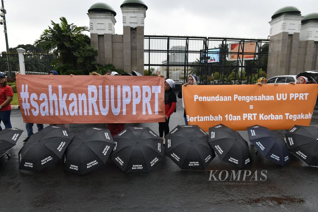Koalisi Sipil untuk Undang-Undang Perlindungan Pekerja Rumah Tangga (UU PPRT) menggelar aksi di depan Gedung DPR, Senayan, Jakarta, Rabu (1/2/2023). Berbagai pihak saat ini terus mendorong agar UU PPRT segera ditetapkan sebagai dasar hukum perlindungan PRT. 