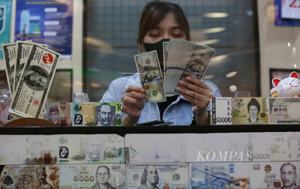 Karyawan memeriksa stok uang dollar AS di tempat penukaran valuta asing PT V8 Valasindo di Jakarta, Minggu (21/4/2024). 