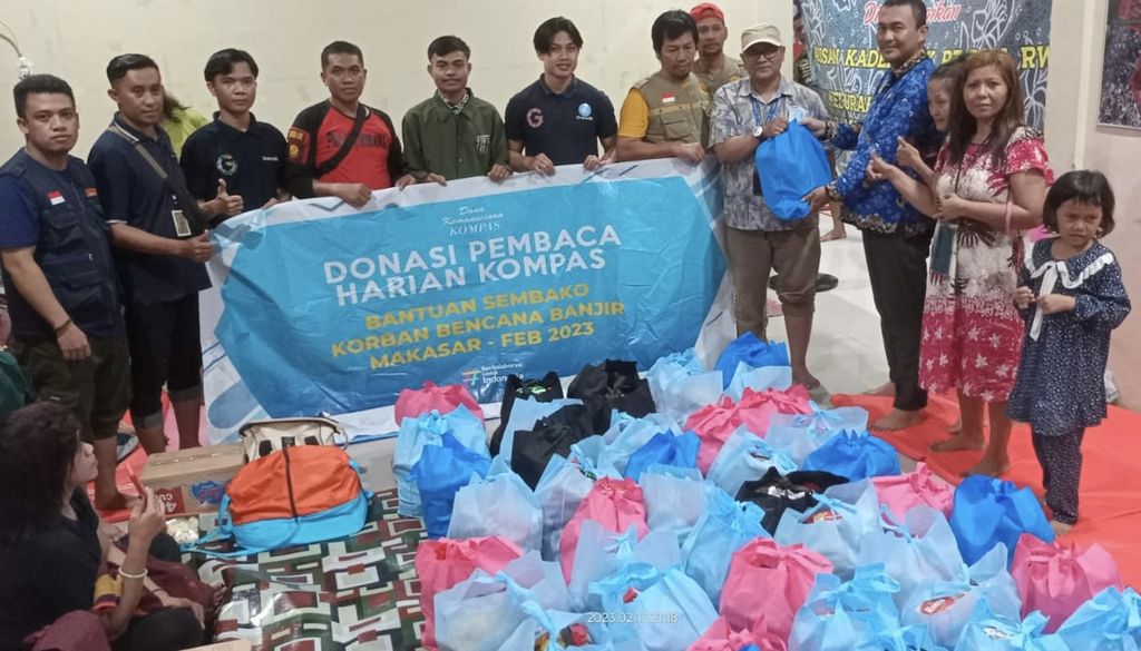 Bantuan dari pembaca <i>Kompas</i> melalui Dana Kemanusiaan Kompas diserahkan kepada pengungsi korban banjir Makassar, Jumat (17/2/2023). 
