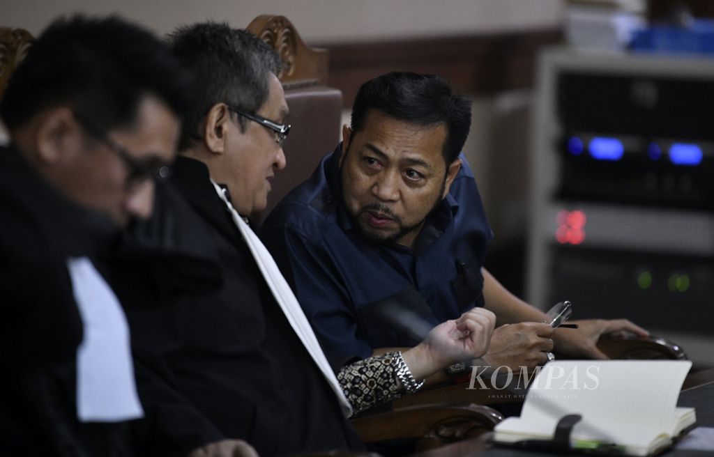 Mantan Ketua DPR Setya Novanto menghadiri sidang perdana pengajuan peninjauan (PK) kembali di Pengadilan Negeri Jakarta Pusat, Rabu (28/8/2019). Novanto, yang menjadi terpidana dalam kasus korupsi kartu tanda penduduk berbasis elektronik, mengajukan PK atas putusan Pengadilan Tindak Pidana Korupsi (Tipikor). Dalam kasus korupsi tersebut Pengadilan Tipikor Jakarta menjatuhkan vonis 5 tahun penjara, denda Rp 500 juta, pencabutan hak politik, dan kewajiban membayar uang pengganti 7,3 juta dollar AS terhadap Novanto.