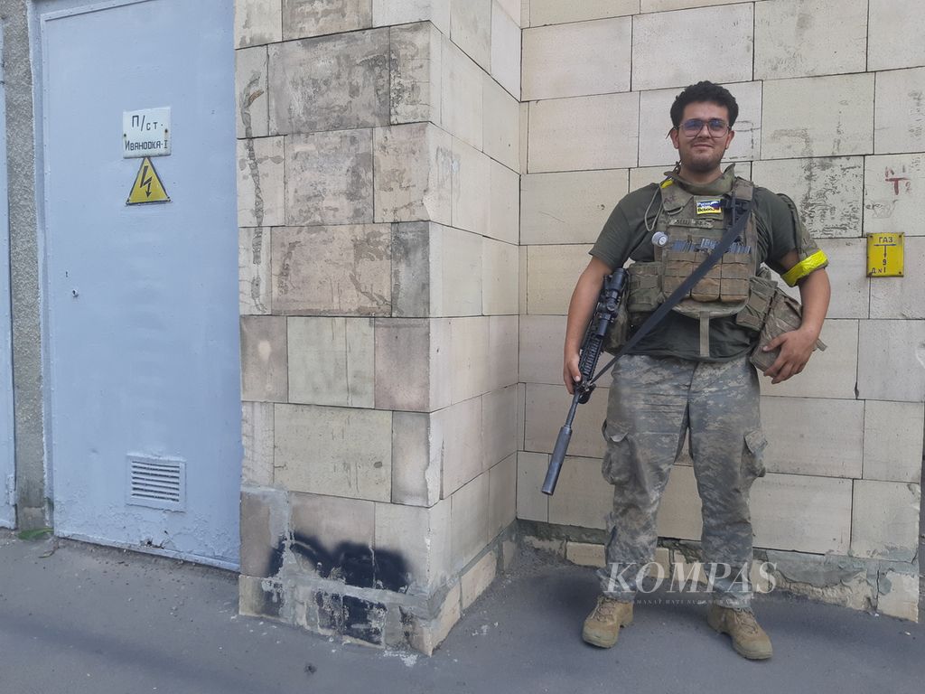 Seorang legiun asing yang bertugas di garis depan pertempuran perang Ukraina-Rusia difoto di Kharkiv, Ukraina, Jumat (8/7/2022).