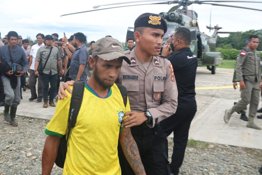Salah satu dari 15 pekerja yang berhasil dievakuasi tim gabungan TNI-Polri dari Distrik Paro, Kabupaten Nduga, ke Timika, Kabupaten Mimika, Papua Tengah, Rabu (8/2/2023).
