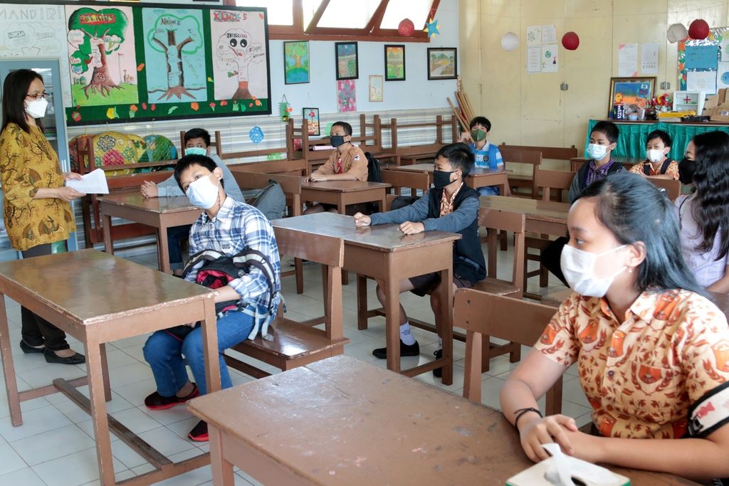 Simulasi sekolah tatap muka di Kota Malang, Jawa Timur,  untuk kelas VI SD, Kamis (15/4/2021). Secara resmi, Pemerintah Kota Malang mulai menggelar sekolah tatap muka pada 19 April 2021. 