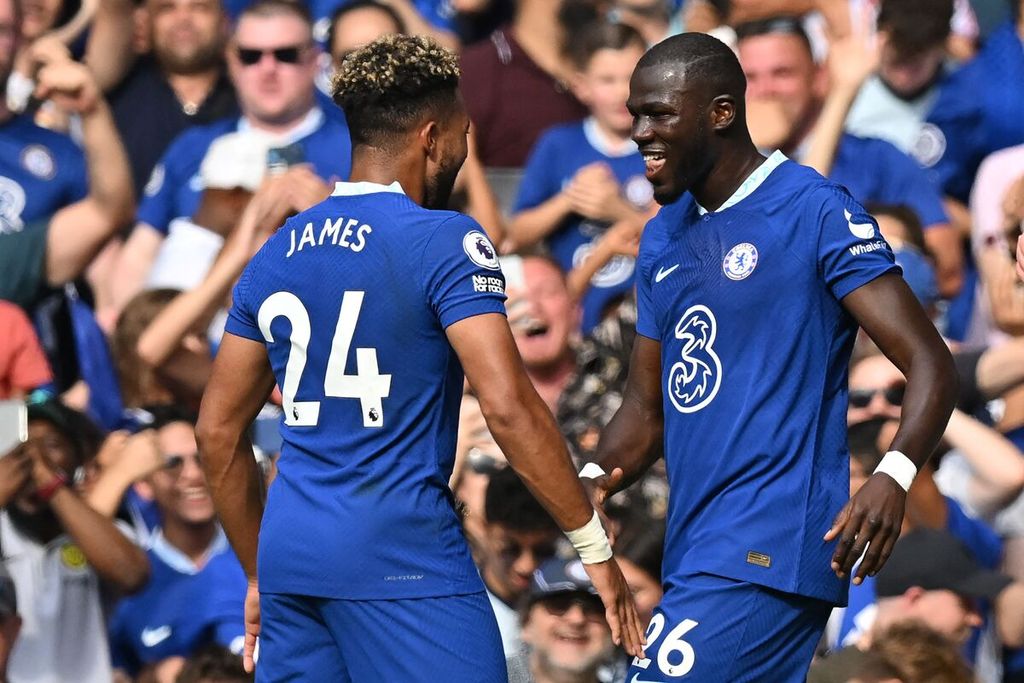 Pemain Chelsea Kalidou Koulibaly (kanan), bersama Reece James, merayakan golnya ke gawang Tottenham Hotspur pada laga Liga Inggris di Stadion Stamford Bridge, London, Minggu (14/8/2022). Laga itu berakhir dengan skor 2-2. 