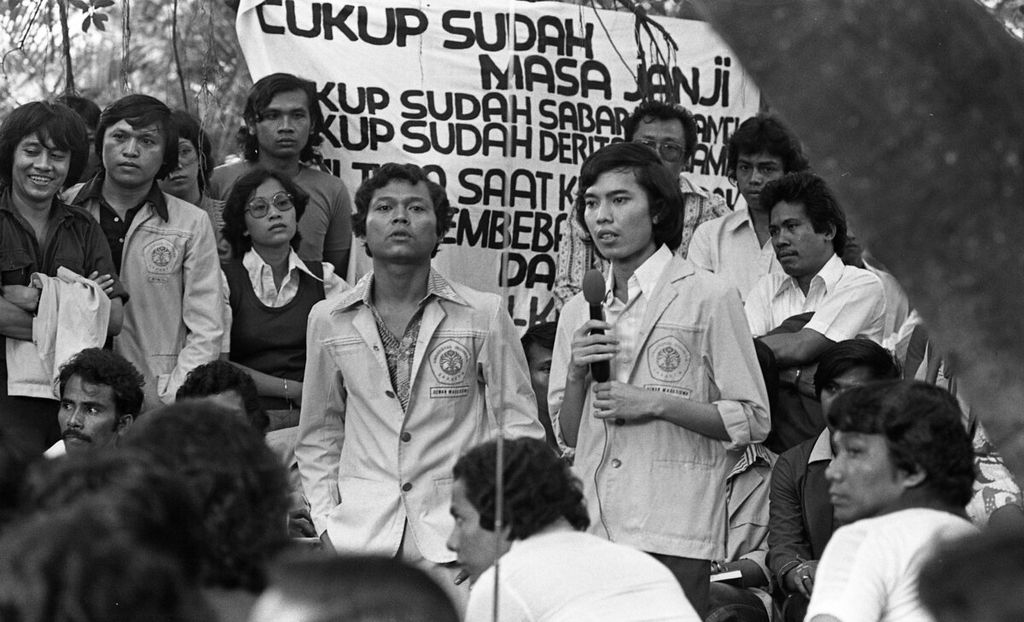 Ketua Panitia Besar Peringatan 12 tahun Tritura, AM Pulungan, berbicara dalam konferensi pers di Press Club Indonesia, Rabu 28 Desember 1977. Panitia kemudian mengadakan peringatan 12 Tahun Tritura pada Januari 1978. Peringatan lebih banyak merupakan reuni Angkatan 66.