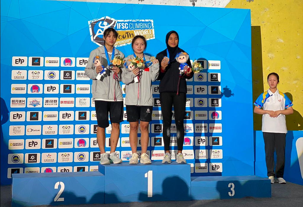 Pemanjat tebing nomor<i> speed</i> putri, Puteri Wijaya Berliana (kanan), berhasil meraih medali perunggu dalam kategori kelompok umur 20 tahun putri pada IFSC Youth World Championship atau Kejuaraan Dunia Panjat Tebing Remaja di Guiyang, China, Jumat (30/8/2024) waktu setempat.