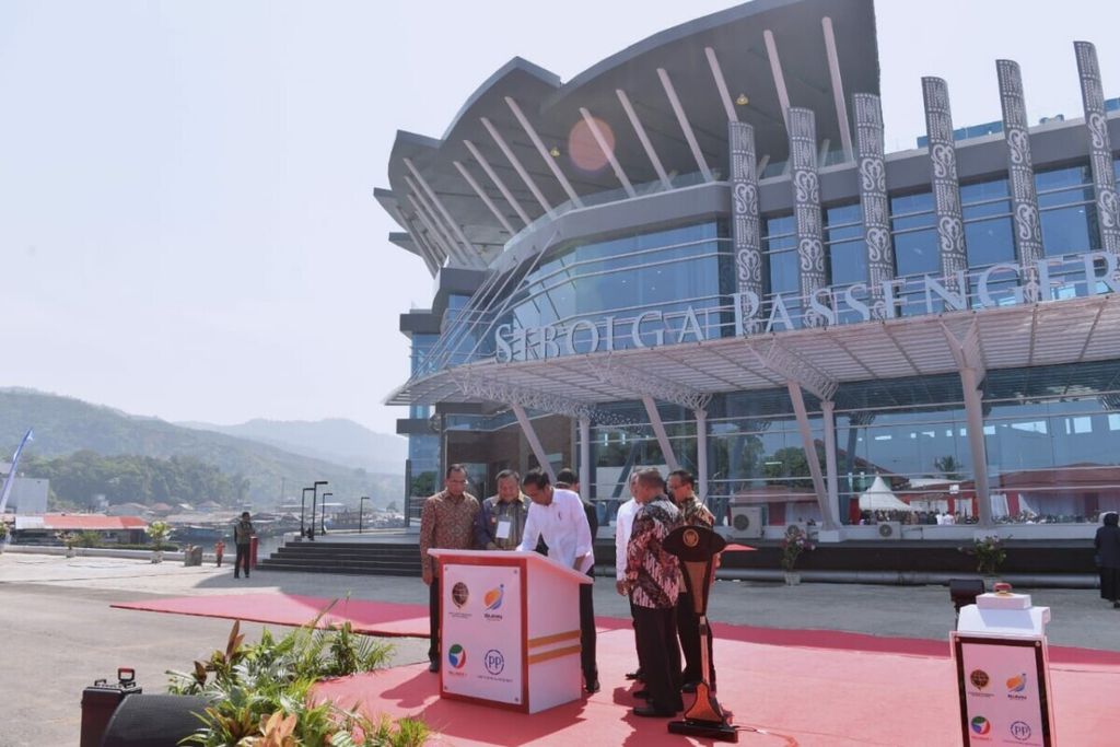 Presiden Joko Widodo meresmikan Penataan dan Pengembangan Pelabuhan Sibolga, Sumatera Utara, pada Minggu (17/3/2019).