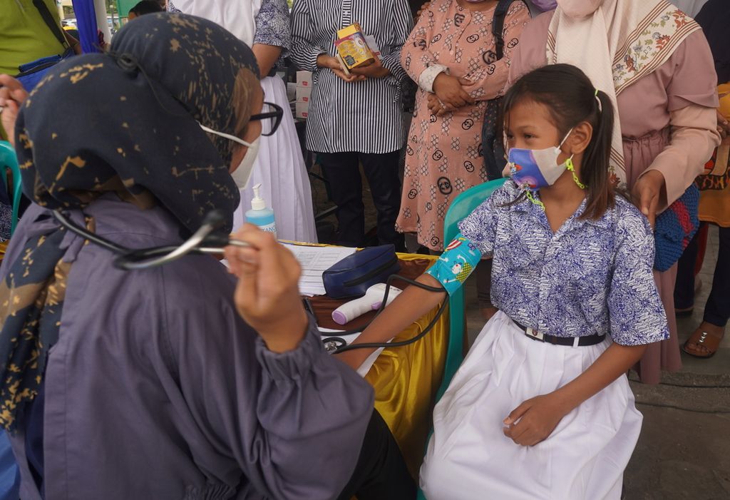 Elementary school students had their blood pressure measured before being injected with the Covid-19 vaccine at the children's vaccination center, Tegal City Square, Central Java, Wednesday (15/12/2021).