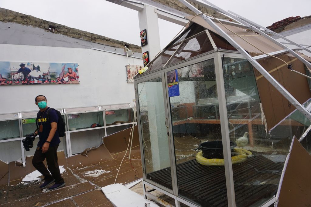 Kondisi gedung reptil di Taman Reptil Sanggaluri Purbalingga, Jawa Tengah rusak akibat atapnya terempas angin kencang, Rabu (7/4/2021).