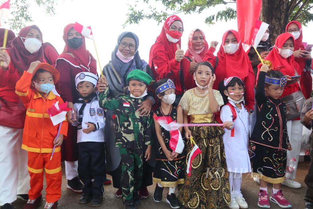 Sejumlah pelajar mengenakan seragam hingga pakaian adat saat mengikuti Upacara Hari Ulang Tahun Ke-77 Republik Indonesia di Stadion Madya Bima, Cirebon, Rabu (17/8/2022).