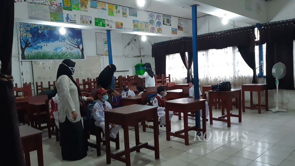 Sejumlah siswa kelas I bersiap mengikuti pembelajaran tatap muka (PTM) di SD Negeri Pasar Lama 3, Kota Banjarmasin, Kalimantan Selatan, Senin (12/7/2021). 