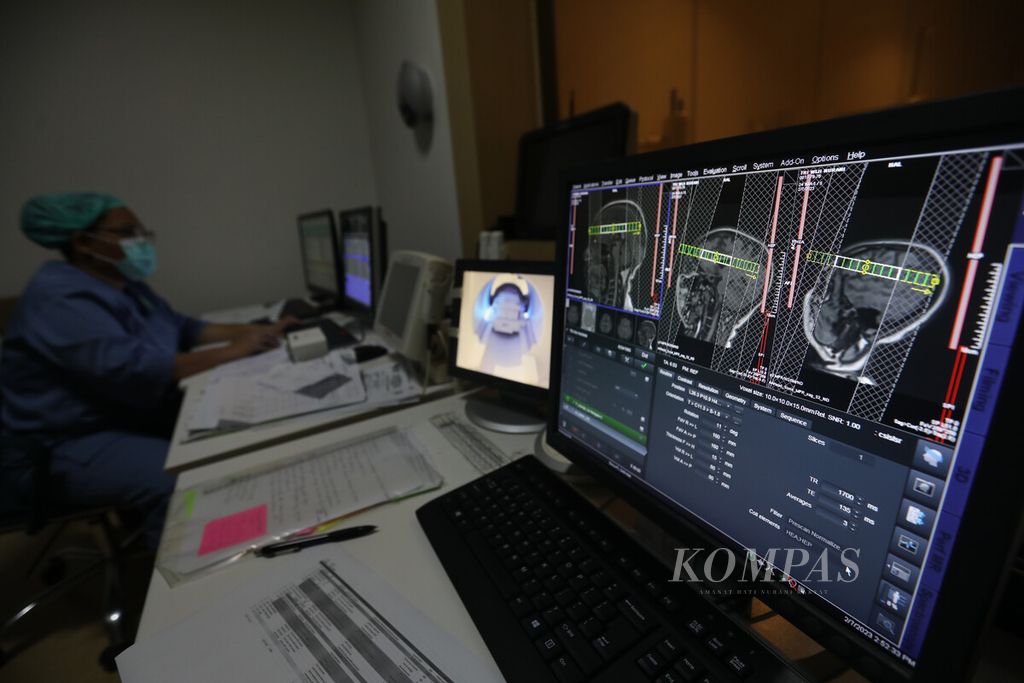 Ilustrasi. Tenaga kesehatan profesional memantau proses pemeriksaan <i>magnetic resonance imaging</i> (MRI) otak pada pasien yang dirawat di Rumah Sakit Pusat Otak Nasional Prof Dr dr Mahar Mardjono, Jakarta, Selasa (7/2/2023). Pemeriksaan MRI otak merupakan salah satu pemeriksaan yang termasuk di dalam rangkaian pemeriksaan<i> brain check up</i>. 